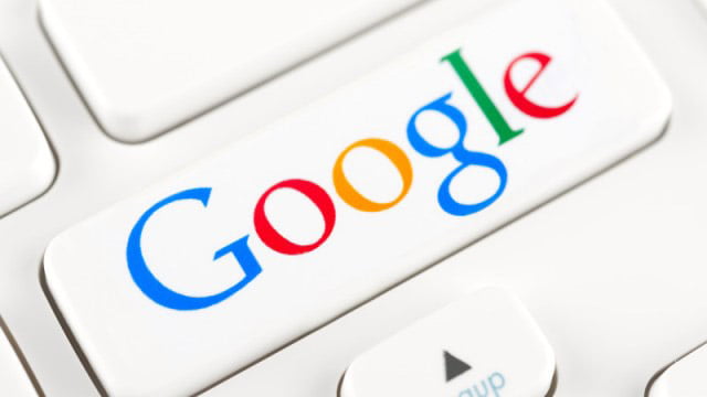 Card com logo da google no teclado