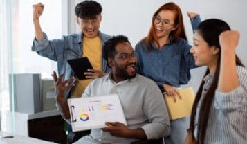 Grupo de pessoas comemorando