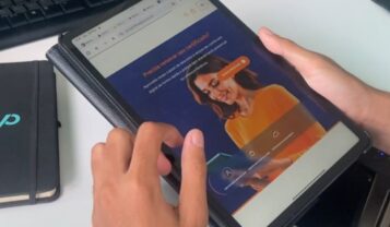 pessoa acessando site da ecn