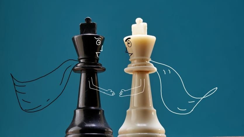 Ilustração comparando marketing estratégico e tático