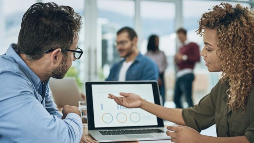 análise de experiência do usuário em site corporativo