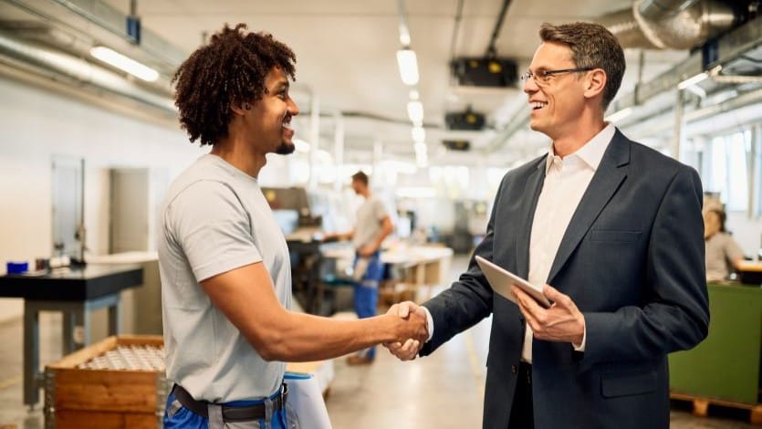 cliente e web designer analisando protótipo de site