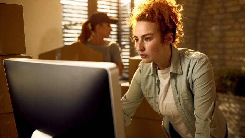 empresário frustrado com retrabalho no computador