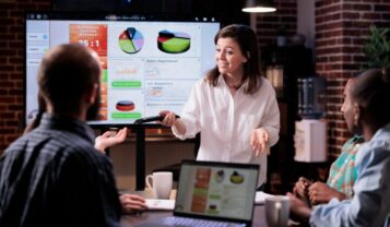 profissional analisando marketing estratégico em notebook