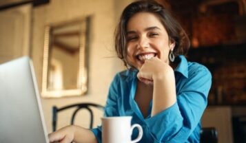 profissional utilizando notebook em ambiente doméstico representando presença digital e trabalho online