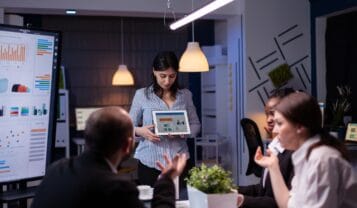 usuário navegando em site com foco em ux no marketing digital