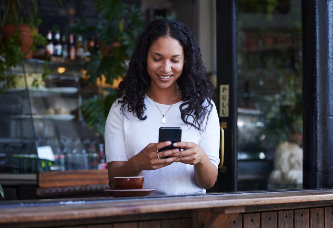 Cliente pesquisando empresas locais de Salvador pelo celular