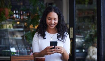 Cliente pesquisando empresas locais de Salvador pelo celular